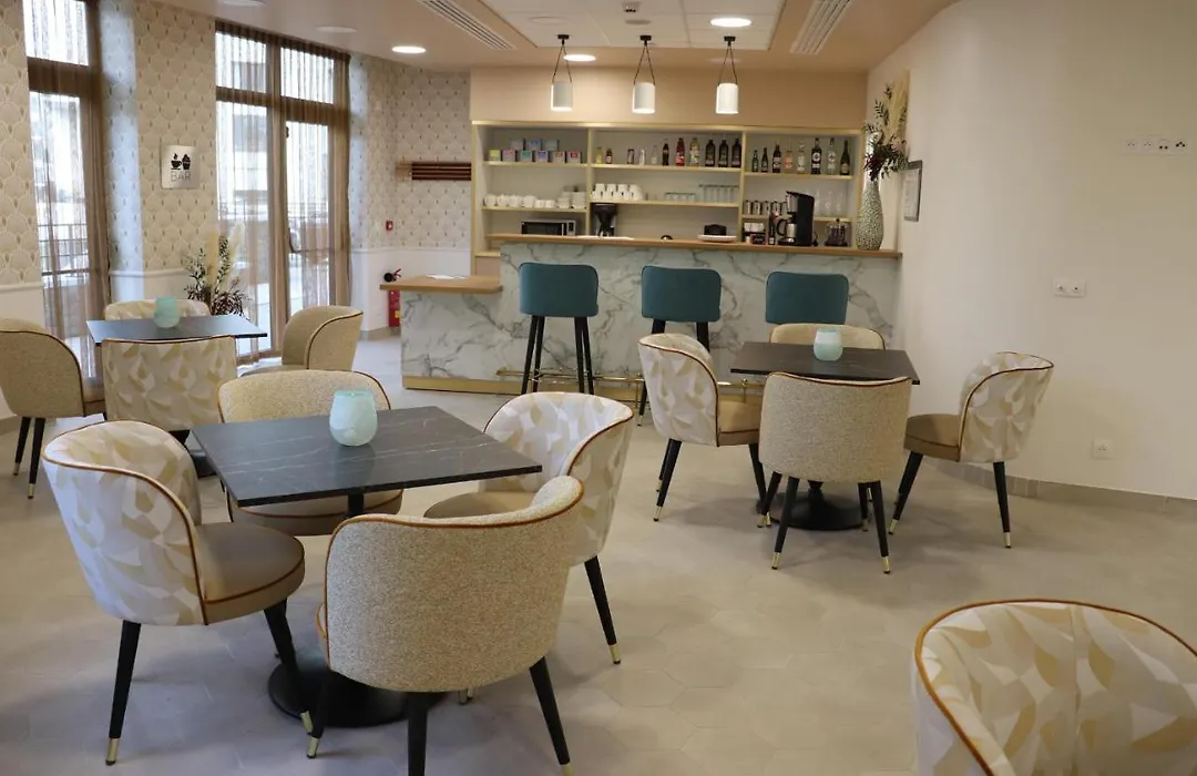 DOMITYS Résidence services seniors LE PARC DES AUBIERS-1